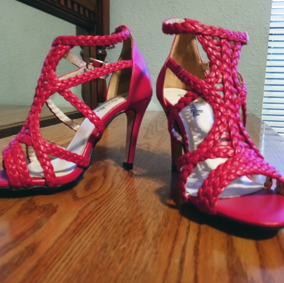 Red braided heels. Petite size. - Picture 3 of 6